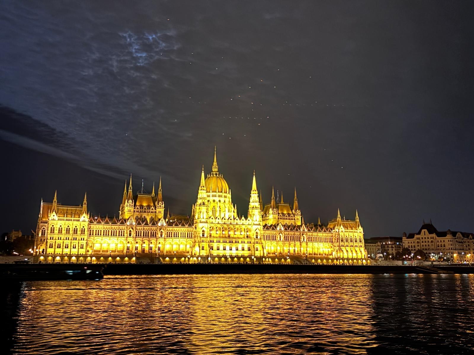 Le Parlement de Budapest illuminé au bord du Danube