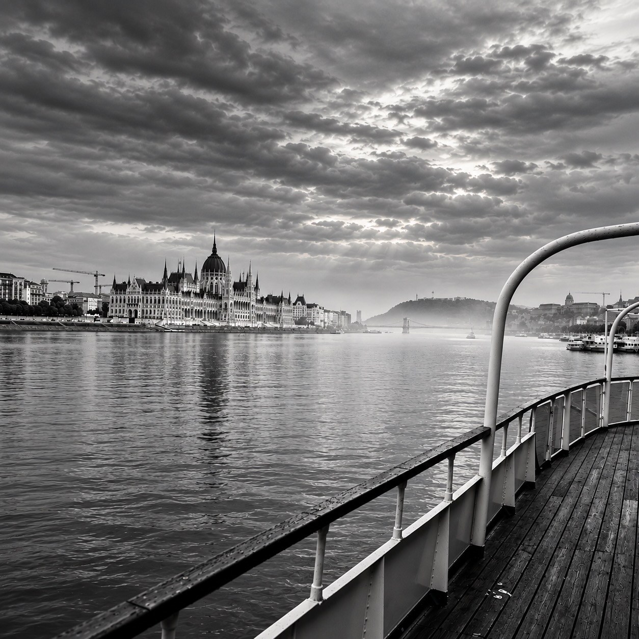 JOUR NOIR, NUIT BLANCHE — Budapest 🇭🇺 HONGRIE